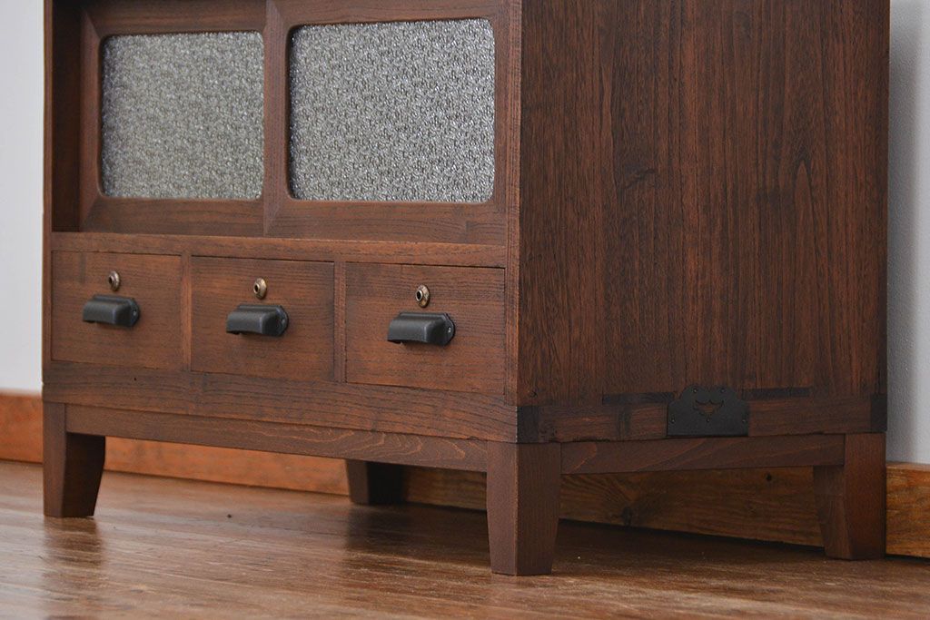レトロ家具　昭和レトロ 古い木のアンティークダイヤガラス脚付きローボード(収納棚、TVボード)