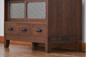 レトロ家具　昭和レトロ 古い木のアンティークダイヤガラス脚付きローボード(収納棚、TVボード)