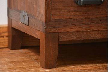 レトロ家具　昭和レトロ 古い木のアンティークダイヤガラス脚付きローボード(収納棚、TVボード)