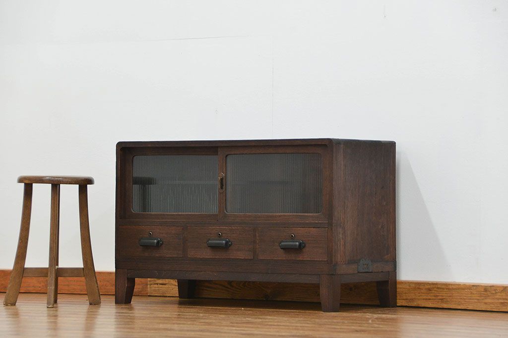 レトロ家具　アンティーク レトロなデザインの脚付きモールガラスローボード(テレビボード、収納棚)