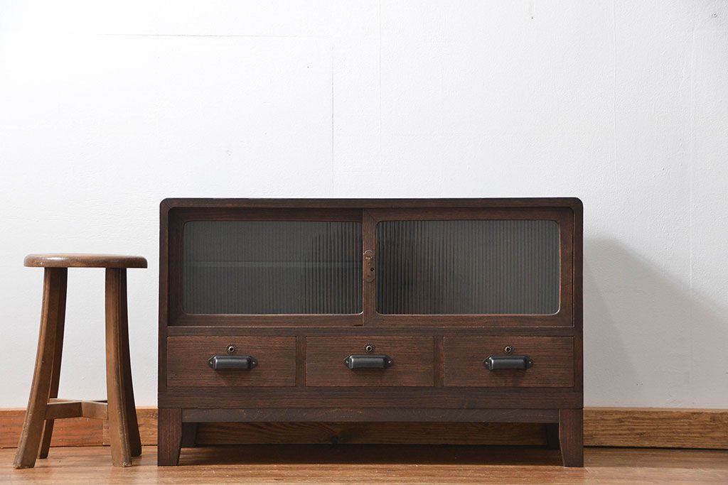 レトロ家具　アンティーク レトロなデザインの脚付きモールガラスローボード(テレビボード、収納棚)