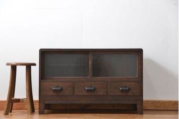 レトロ家具　アンティーク レトロなデザインの脚付きモールガラスローボード(テレビボード、収納棚)