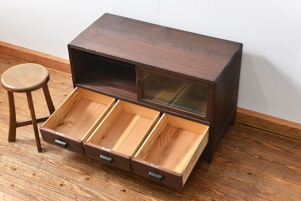 レトロ家具　アンティーク レトロなデザインの脚付きモールガラスローボード(テレビボード、収納棚)