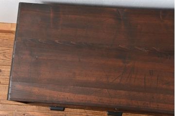 レトロ家具　アンティーク レトロなデザインの脚付きモールガラスローボード(テレビボード、収納棚)