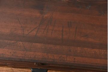 レトロ家具　アンティーク レトロなデザインの脚付きモールガラスローボード(テレビボード、収納棚)