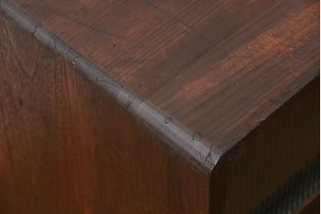 レトロ家具　アンティーク レトロなデザインの脚付きモールガラスローボード(テレビボード、収納棚)