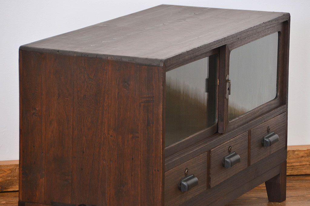 レトロ家具　アンティーク レトロなデザインの脚付きモールガラスローボード(テレビボード、収納棚)