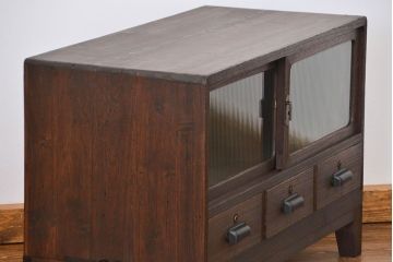 レトロ家具　アンティーク レトロなデザインの脚付きモールガラスローボード(テレビボード、収納棚)