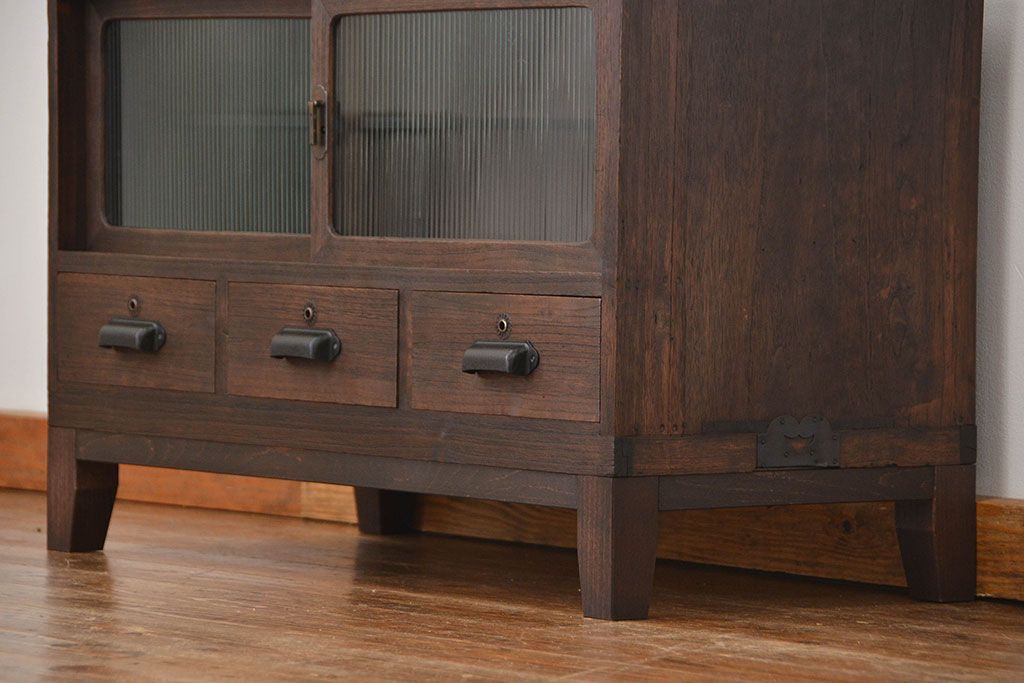 レトロ家具　アンティーク レトロなデザインの脚付きモールガラスローボード(テレビボード、収納棚)