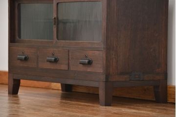 レトロ家具　アンティーク レトロなデザインの脚付きモールガラスローボード(テレビボード、収納棚)