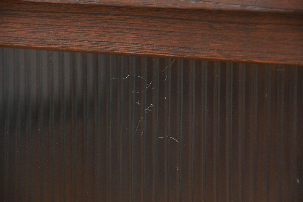 レトロ家具　アンティーク レトロなデザインの脚付きモールガラスローボード(テレビボード、収納棚)