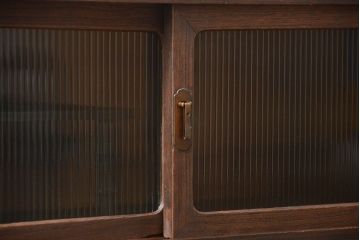 レトロ家具　アンティーク レトロなデザインの脚付きモールガラスローボード(テレビボード、収納棚)