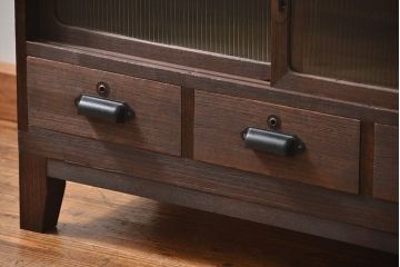 レトロ家具　アンティーク レトロなデザインの脚付きモールガラスローボード(テレビボード、収納棚)