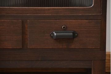 レトロ家具　アンティーク レトロなデザインの脚付きモールガラスローボード(テレビボード、収納棚)