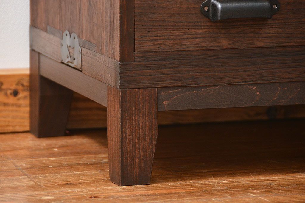 レトロ家具　アンティーク レトロなデザインの脚付きモールガラスローボード(テレビボード、収納棚)