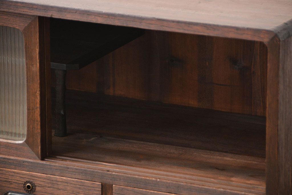 レトロ家具　アンティーク レトロなデザインの脚付きモールガラスローボード(テレビボード、収納棚)