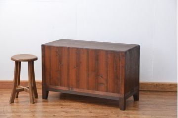 レトロ家具　アンティーク レトロなデザインの脚付きモールガラスローボード(テレビボード、収納棚)