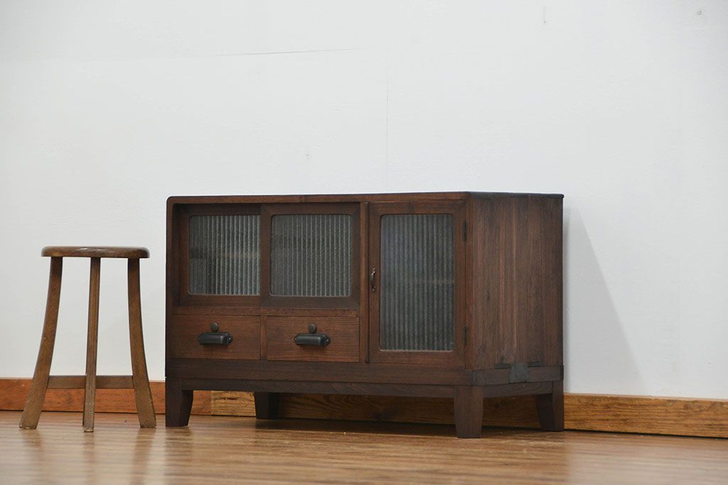 アンティーク家具　アンティーク　銀モールガラスの脚付きローボード(収納棚、TVボード)