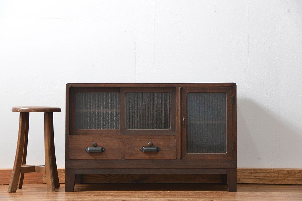 アンティーク家具　アンティーク　銀モールガラスの脚付きローボード(収納棚、TVボード)