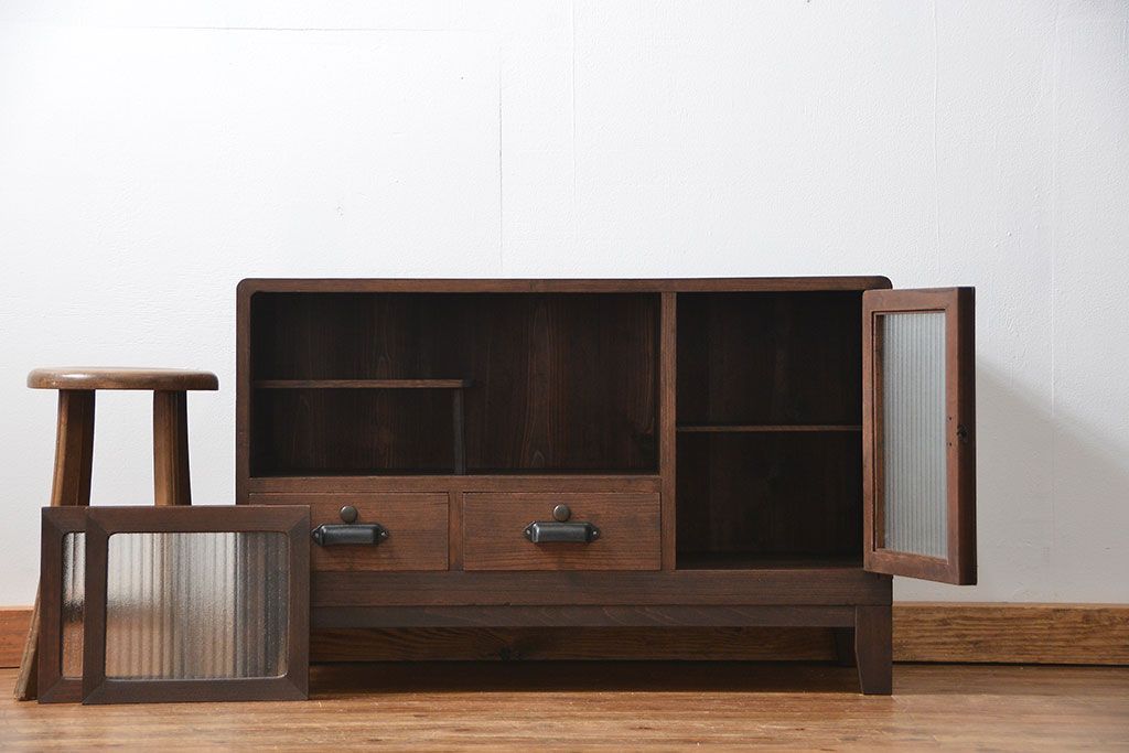 アンティーク家具　アンティーク　銀モールガラスの脚付きローボード(収納棚、TVボード)