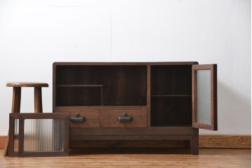 アンティーク家具　アンティーク　銀モールガラスの脚付きローボード(収納棚、TVボード)