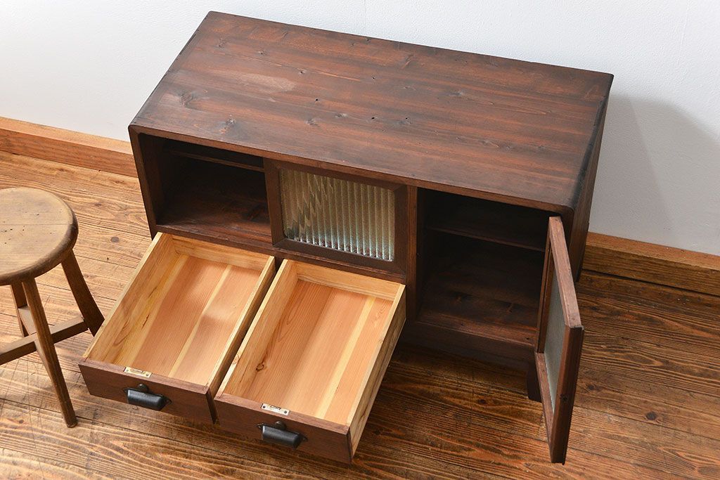 アンティーク家具　アンティーク　銀モールガラスの脚付きローボード(収納棚、TVボード)