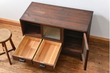 アンティーク家具　アンティーク　銀モールガラスの脚付きローボード(収納棚、TVボード)