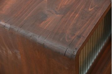 アンティーク家具　アンティーク　銀モールガラスの脚付きローボード(収納棚、TVボード)