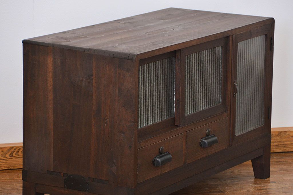 アンティーク家具　アンティーク　銀モールガラスの脚付きローボード(収納棚、TVボード)