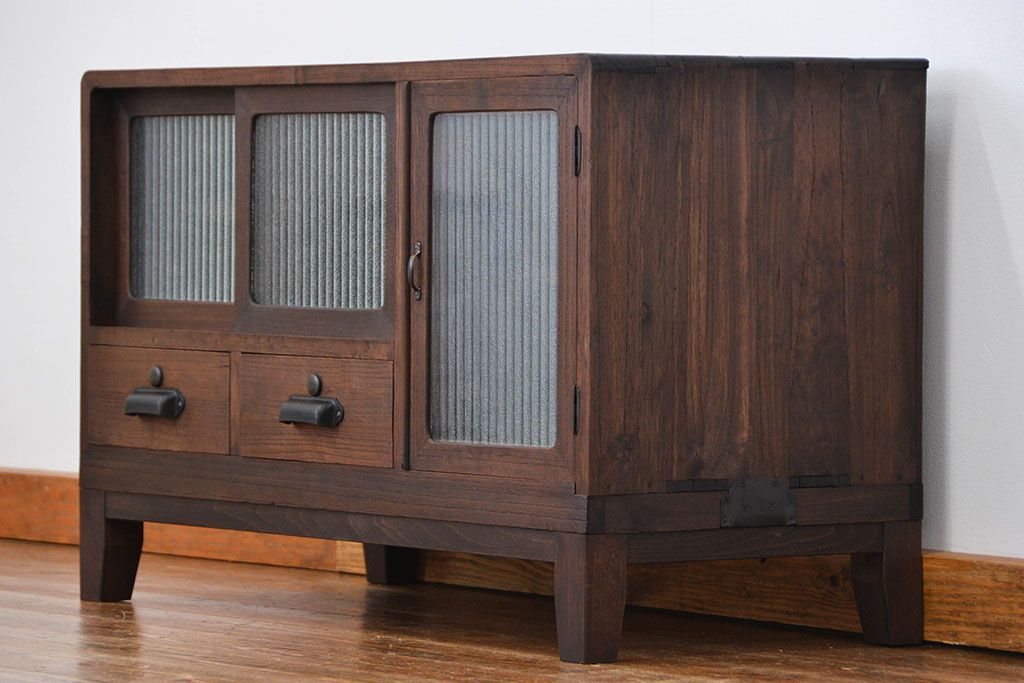 アンティーク家具　アンティーク　銀モールガラスの脚付きローボード(収納棚、TVボード)