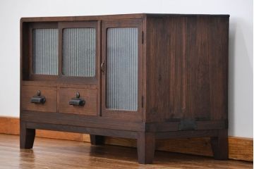 アンティーク家具　アンティーク　銀モールガラスの脚付きローボード(収納棚、TVボード)