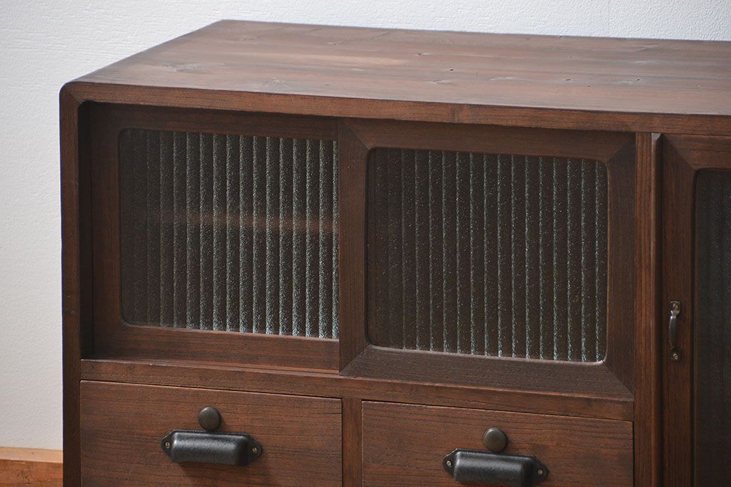 アンティーク家具　アンティーク　銀モールガラスの脚付きローボード(収納棚、TVボード)