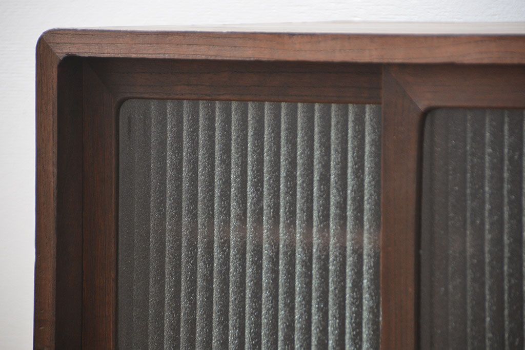 アンティーク家具　アンティーク　銀モールガラスの脚付きローボード(収納棚、TVボード)