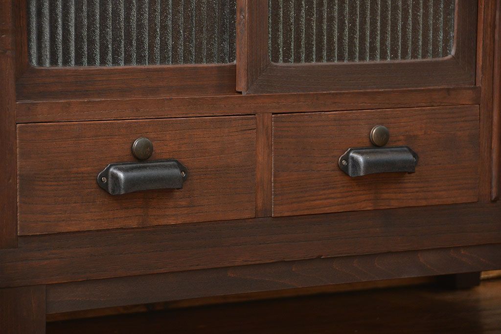 アンティーク家具　アンティーク　銀モールガラスの脚付きローボード(収納棚、TVボード)