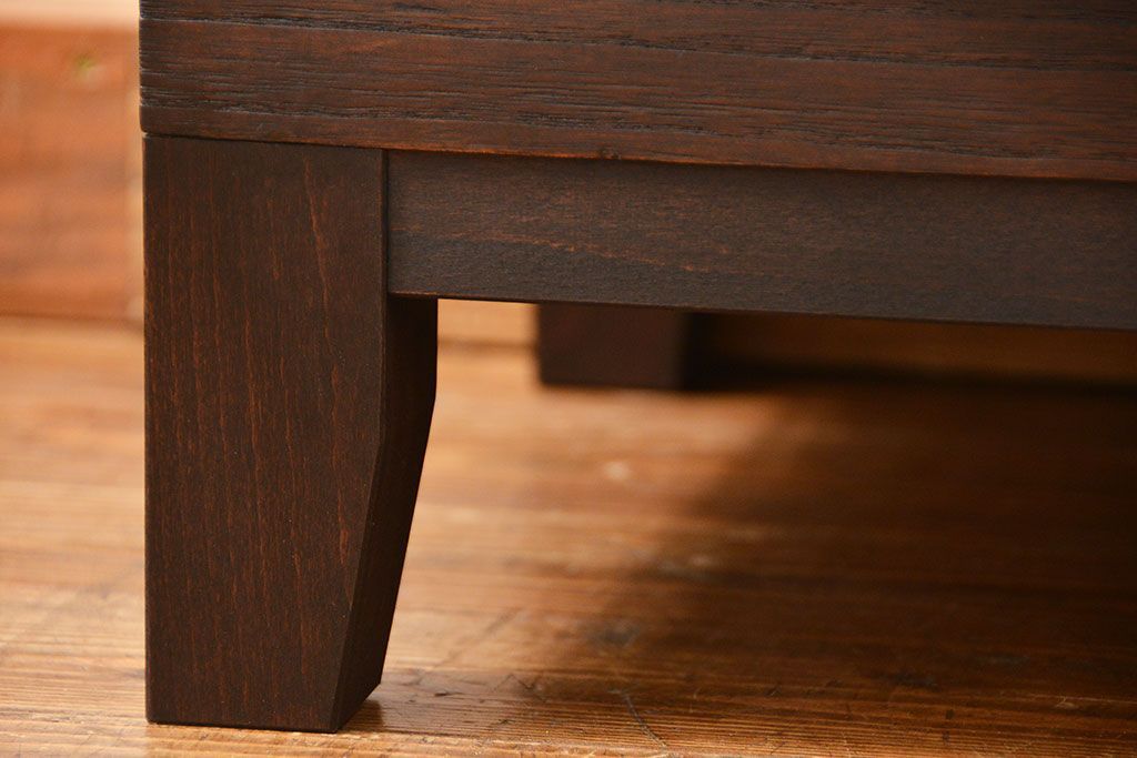 アンティーク家具　アンティーク　銀モールガラスの脚付きローボード(収納棚、TVボード)