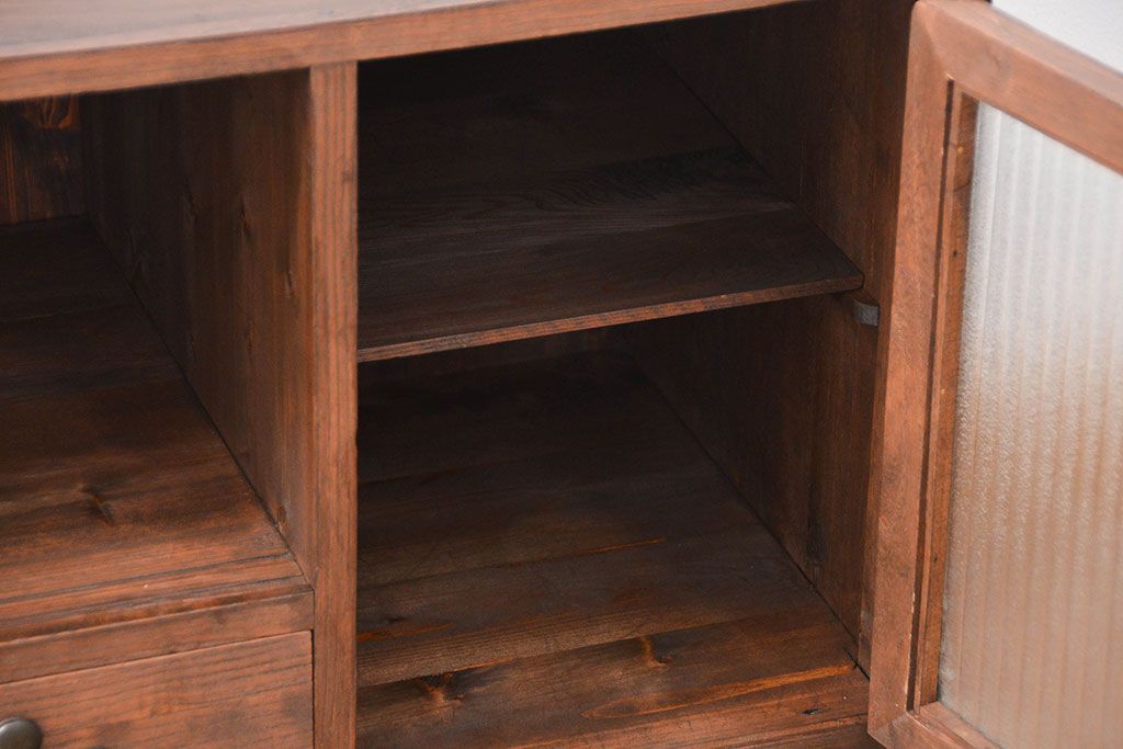 アンティーク家具　アンティーク　銀モールガラスの脚付きローボード(収納棚、TVボード)