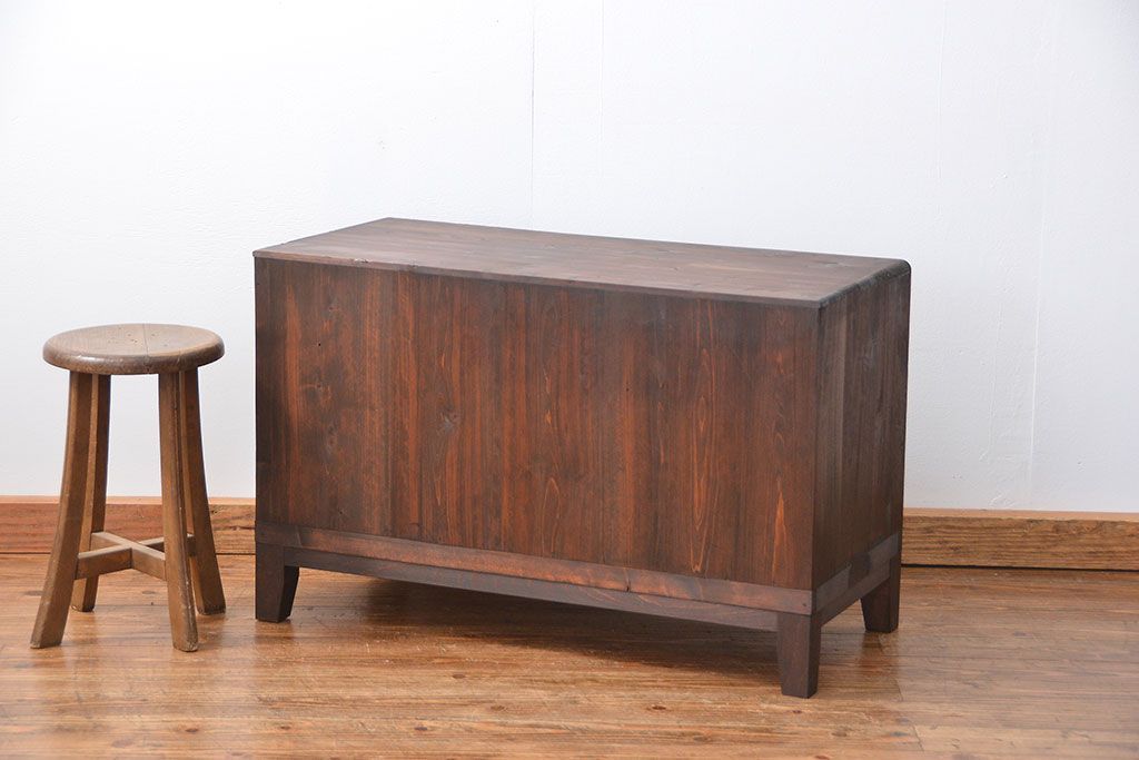 アンティーク家具　アンティーク　銀モールガラスの脚付きローボード(収納棚、TVボード)