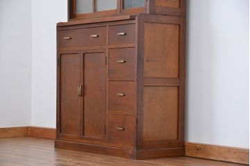 レトロ家具　アンティーク レトロなデザインの作業台付き二段重ね食器棚(カップボード、収納棚)