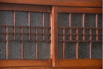 レトロ家具　アンティーク レトロなデザインの作業台付き二段重ね食器棚(カップボード、収納棚)