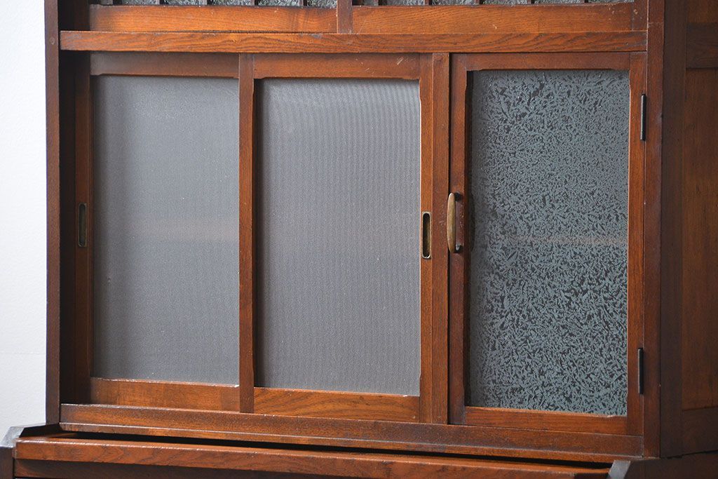 レトロ家具　アンティーク レトロなデザインの作業台付き二段重ね食器棚(カップボード、収納棚)