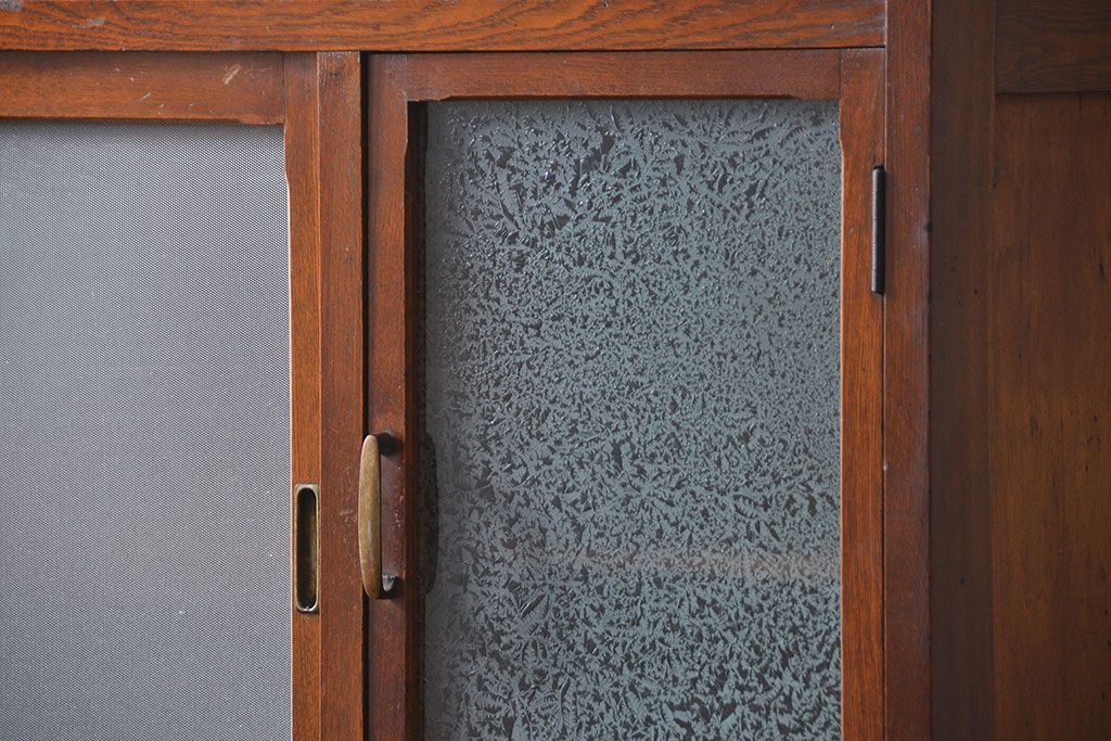 レトロ家具　アンティーク レトロなデザインの作業台付き二段重ね食器棚(カップボード、収納棚)