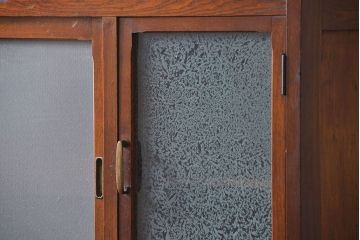 レトロ家具　アンティーク レトロなデザインの作業台付き二段重ね食器棚(カップボード、収納棚)