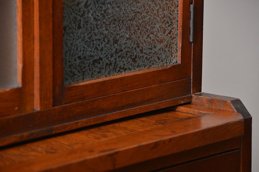 レトロ家具　アンティーク レトロなデザインの作業台付き二段重ね食器棚(カップボード、収納棚)