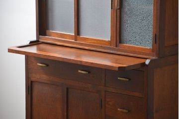 レトロ家具　アンティーク レトロなデザインの作業台付き二段重ね食器棚(カップボード、収納棚)