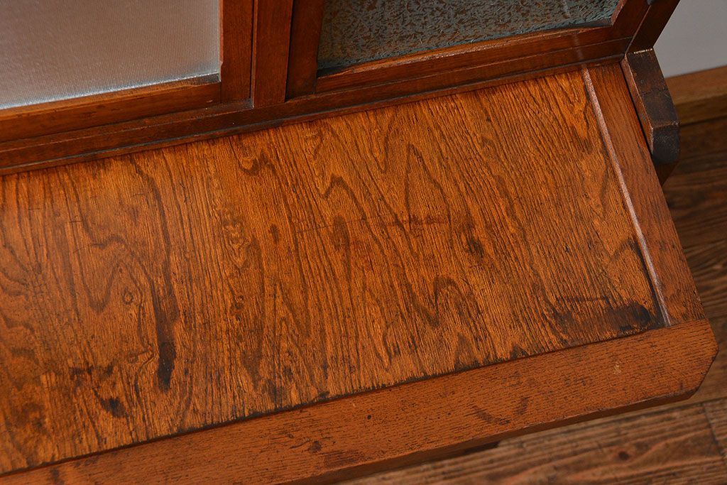 レトロ家具　アンティーク レトロなデザインの作業台付き二段重ね食器棚(カップボード、収納棚)