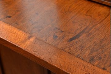 レトロ家具　アンティーク レトロなデザインの作業台付き二段重ね食器棚(カップボード、収納棚)