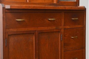 レトロ家具　アンティーク レトロなデザインの作業台付き二段重ね食器棚(カップボード、収納棚)