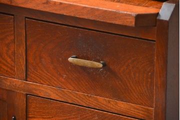 レトロ家具　アンティーク レトロなデザインの作業台付き二段重ね食器棚(カップボード、収納棚)