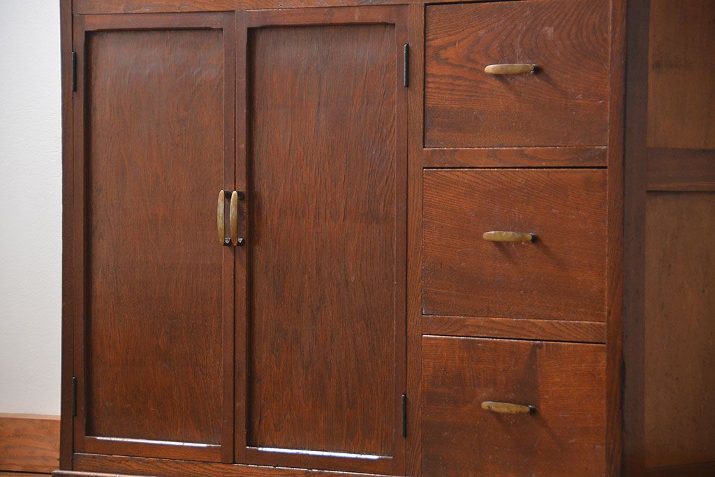 レトロ家具　アンティーク レトロなデザインの作業台付き二段重ね食器棚(カップボード、収納棚)