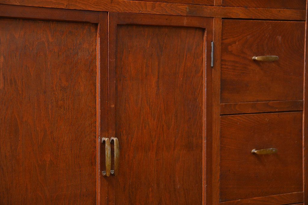 レトロ家具　アンティーク レトロなデザインの作業台付き二段重ね食器棚(カップボード、収納棚)